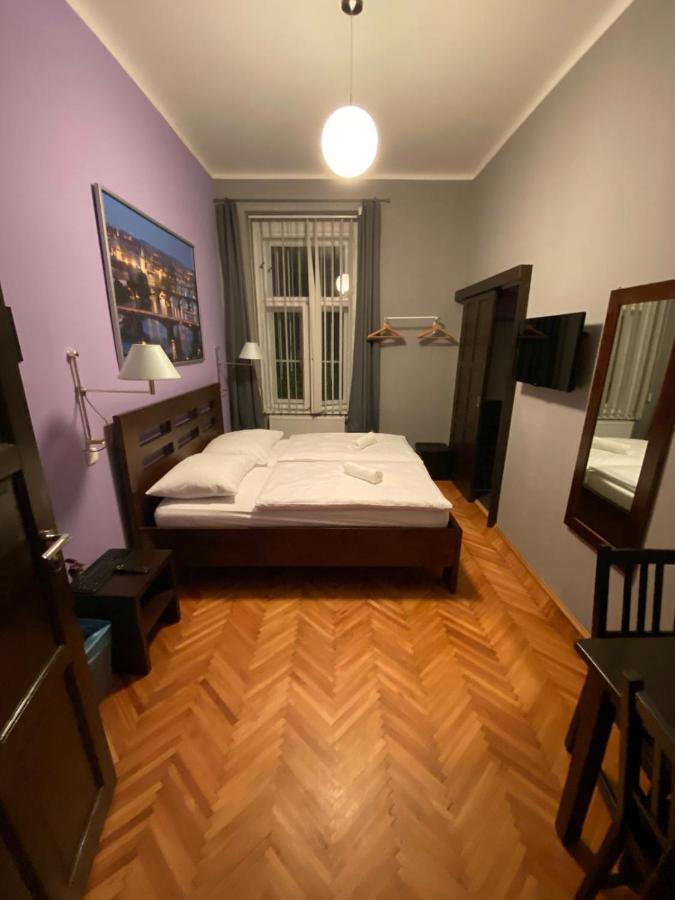 Station 3* Praag